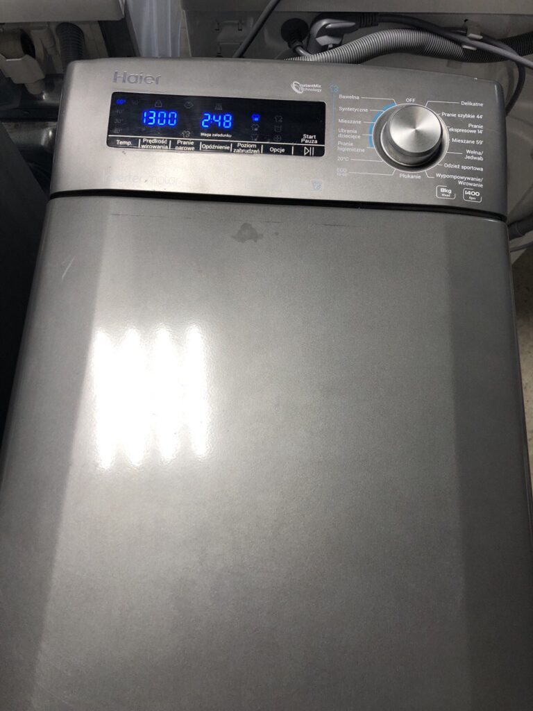 Пральна машина верхнього завантаження Haier.