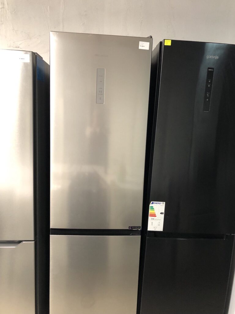 Холодильник з морозильною камерою Hisense RB440N4ACD.Стан нового.