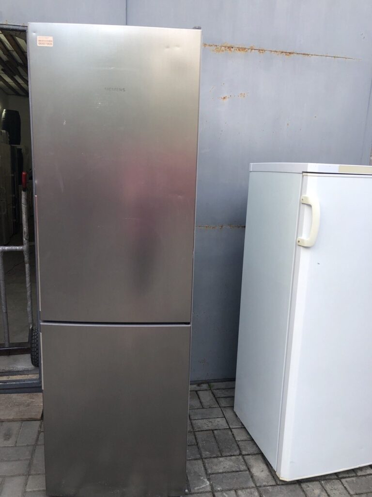Сучасний холодильник Siemens